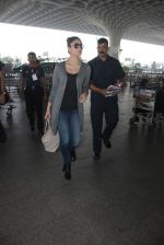 Kareena Kapoor snapped at Airport on 15th Dec 2015
